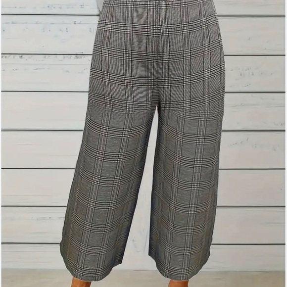 *H&M Wide legged city pant. Plaid cropped. 17 " -20" waist - Picture 4 of 4